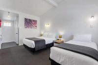 Una habitación de hotel con dos camas y un baño. en Econo Lodge East Adelaide, en Adelaida