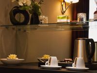 a counter with plates and cups on a counter top at Amicitia - Hôtel &amp; Restaurant in LʼIsle-Adam