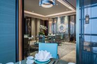 深セン市にある深セン マリオット ホテル 南山の青い椅子とテーブルのあるダイニングルーム