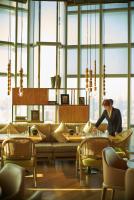 深セン市にある深セン マリオット ホテル 南山のレストランのテーブルに座っている男性