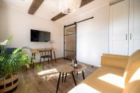 Televízia a/alebo spoločenská miestnosť v ubytovaní AtHome Toruń Apartamenty