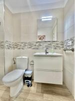 A bathroom at Juan XXIII