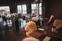 ボン・ジャルジン・ダ・セーハにあるJardim das Pedrasのレストランのテーブルに座るテディベア