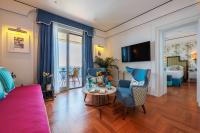 Televízia a/alebo spoločenská miestnosť v ubytovaní Grand Hotel San Pietro Taormina