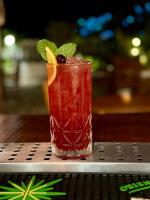 ein Getränk auf einem Tisch in der Unterkunft Pousada Caminho do Sol in Arraial do Cabo