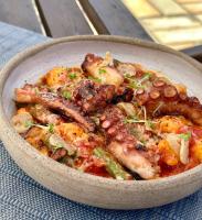 eine Schüssel mit Fleisch und Gemüse auf dem Tisch in der Unterkunft Pousada Caminho do Sol in Arraial do Cabo