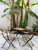 a picnic table and two chairs and trees at L&#39;Oasis urbaine : détente totale in La Rochelle