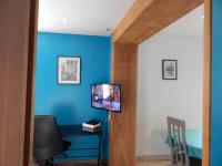 Televízia a/alebo spoločenská miestnosť v ubytovaní Saint Malo Bel appartement plain pied 300 m gare pres plage du sillon intras muros