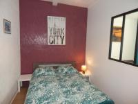 Posteľ alebo postele v izbe v ubytovaní Saint Malo Bel appartement plain pied 300 m gare pres plage du sillon intras muros