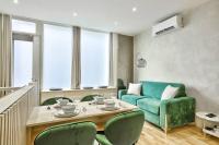 - un salon avec une table et un canapé vert dans l&#39;établissement Cosy appartement - Eiffel Tower, à Paris