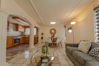 una sala de estar con un sofá y una mesa en Casa Elefante hermosa y Centrica, en Chihuahua