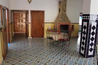 een woonkamer met een tafel en een open haard bij Kasbah lucas in Akhendachou nʼAït Ouffi