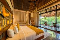 Un dormitorio con una cama grande con una ventana grande. en Casa Teka, en Tulum