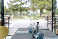 Reštaurácia alebo iné gastronomické zariadenie v ubytovaní Hôtel Parc du Landreau