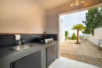 Kuchnia lub aneks kuchenny w obiekcie CASA LC chambre1 vue Mer Jacuzzi