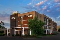 Un edificio de oficinas con un letrero de Home Depot. en Home2 Suites by Hilton - Memphis&#47;Southaven, en Southaven