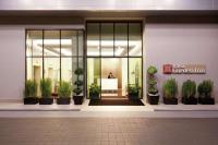 Un vestíbulo con plantas en macetas en un edificio. en Hilton Garden Inn Puchong, en Puchong
