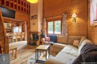 Televízia a/alebo spoločenská miestnosť v ubytovaní Chalet Les Brimbelles avec Jacuzzi