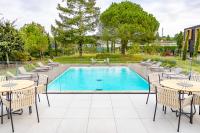 Bazén v ubytovaní Hôtel Parc du Landreau alebo v jeho blízkosti