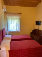 A bed or beds in a room at Taverna dei Guelfi