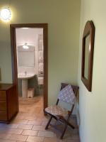 A bathroom at Taverna dei Guelfi