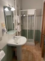 A bathroom at Taverna dei Guelfi