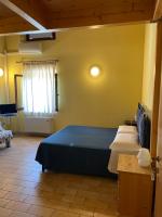 A bed or beds in a room at Taverna dei Guelfi