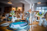 Una mesa con una botella de vino encima. en The Coach House Hotel, en Pembroke