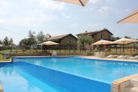 Bazén v ubytovaní Agriturismo Nociquerceto alebo v jeho blízkosti