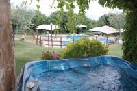Bazén v ubytovaní Agriturismo Nociquerceto alebo v jeho blízkosti