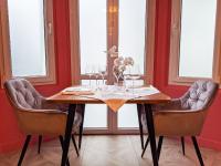 エペルネーにあるLa Demeure d'Elodieの木製のテーブルと椅子のあるダイニングルーム