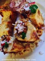 Un plato blanco con algo de comida. en Hôtel VCB Ciney Centre-ville, en Ciney