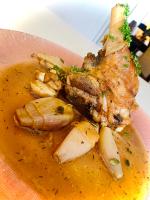 un plato de comida con carne y verduras en salsa en Hôtel VCB Ciney Centre-ville, en Ciney