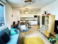 Una sala de estar con un sofá azul y una cocina. en Gran Bilbao XI with parking by Aston Rentals, en Barakaldo