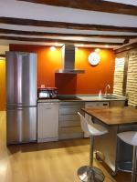 A kitchen or kitchenette at Segundo Caballerias, junto a la catedral, Aire Acondicionado, Wifi