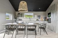 Una cocina con una gran mesa y sillas de madera. en Serene Summerhouse near Selfoss, en Selfoss