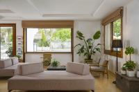 A seating area at Hotel Roxy & Beach