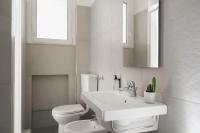 A bathroom at Hotel Roxy & Beach