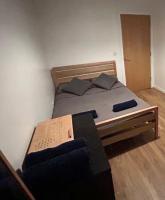 Postel nebo postele na pokoji v ubytování 2 bed apartment close to station with parking