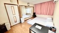 GuestHouse017徳島個室 飲食街中心 阿波踊り会館7分 文理&徳島大学 アスティとくしま車8分にあるベッド