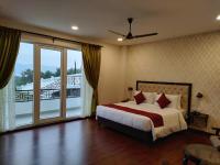 Un dormitorio con una cama y un balcón. en Windermere Hotel, en Shillong