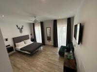 A bed or beds in a room at La Posada del Teatro H Boutique Parking Gratis