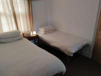 Postel nebo postele na pokoji v ubytování Spacious 2 bed maisonette near town, that sleeps 6