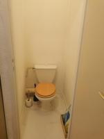 a small bathroom with a toilet with a wooden seat at Appartement cosy dans un chalet d&#39;origine in Bourg-Saint-Maurice
