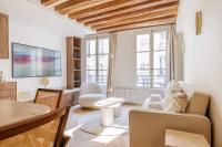 - un salon avec un canapé et une table dans l&#39;établissement Stunning Oasis near Louvre and Saint-Honoré - 1 Bedroom, à Paris
