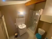 a bathroom with a toilet and a sink and a shower at Appartement climatisé au pied du Mont Ventoux in Malemort-du-Comtat