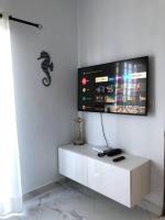 TV a/nebo společenská místnost v ubytování Sol Caribe 101 Bayahibe con linda piscina!