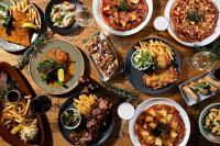 Una mesa de madera con platos de comida encima. en Eyre Hotel, en Whyalla