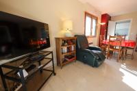 Telewizja i/lub zestaw kina domowego w obiekcie La Pause annécienne appartement familial