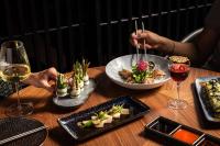 una mesa con platos de comida y copas de vino en art'otel Zagreb, Powered by Radisson Hotels, en Zagreb